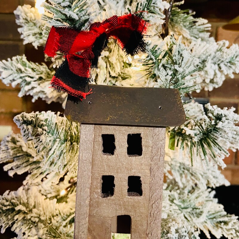 primitive saltbox house for the 4 th of july