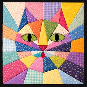 Puede incluir: Un diseño de gato de patchwork colorido con una variedad de patrones y colores de tela, incluyendo rosa, azul, amarillo y verde. El gato tiene ojos verdes y una nariz roja, sobre un fondo negro.