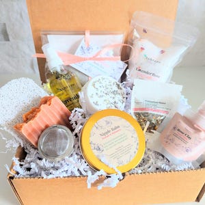 New mom / Postpartum box  ~  Gift Box ( Personal message card) - ( Natural / Organic self care kit )