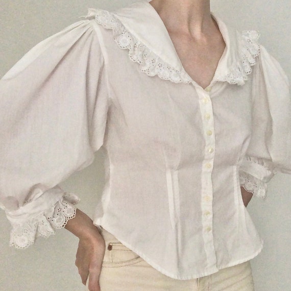 Stunning RARE 80s big huge lace collar blouse eyel