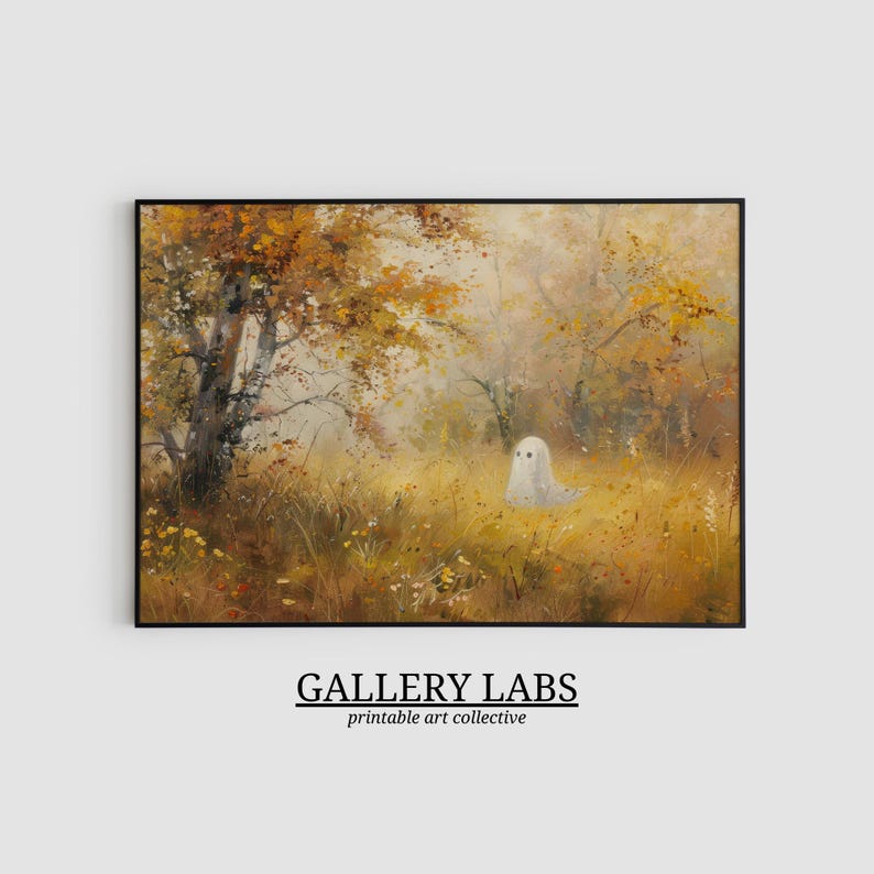 Pode incluir: Uma impress&atilde;o de arte de parede retangular com uma pintura a &oacute;leo de um pequeno fantasma branco num bosque de outono dourado com &aacute;rvores amarelas e laranjas, ervas altas e uma atmosfera enevoada. O texto GALLERY LABS encontra-se abaixo.