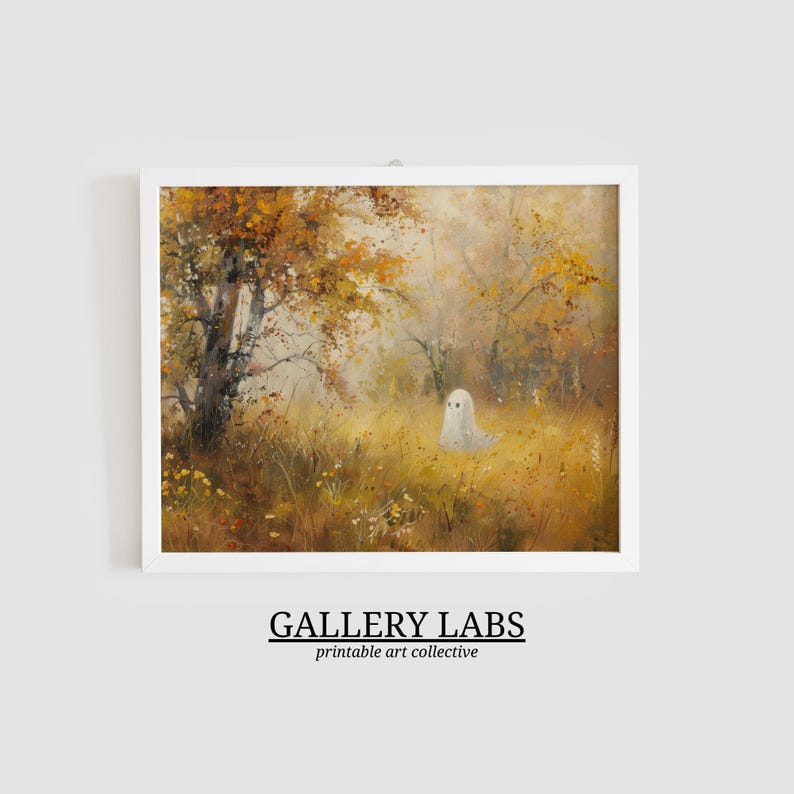 Pode incluir: Uma impress&atilde;o art&iacute;stica emoldurada com uma pintura a &oacute;leo de um pequeno fantasma branco num bosque de outono dourado com &aacute;rvores amarelas e cor de laranja. Abaixo da imagem, o texto diz GALLERY LABS printable art collective em mai&uacute;sculas.