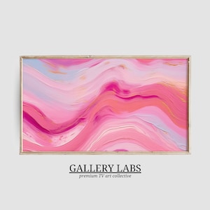 Könnte beinhalten: Ein rechteckiges Wandbild mit dicken, strukturierten Ölfarbenstrichen in Schattierungen von Pink, zartem Rosa und hellem Lavendel. Die Komposition zeigt fließende, horizontale Farbwellen mit sichtbarer Impasto-Tiefe. Der Text darunter lautet GALLERY LABS premium TV art collective.
