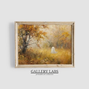 Pode incluir: Uma pintura de paisagem emoldurada apresentando um pequeno fantasma branco em um prado dourado de outono com &aacute;rvores ao fundo. O texto GALLERY LABS printable art collective est&aacute; impresso em preto abaixo da moldura em um fundo cinza claro.