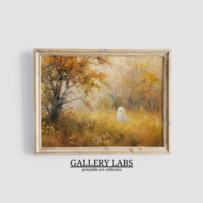Pode incluir: Uma pintura de paisagem emoldurada apresentando um pequeno fantasma branco em um prado dourado de outono com &aacute;rvores ao fundo. O texto GALLERY LABS printable art collective est&aacute; impresso em preto abaixo da moldura em um fundo cinza claro.