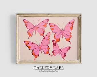 Pode incluir: Uma impressão artística emoldurada com quatro borboletas cor-de-rosa com detalhes em laranja sobre um fundo rosa claro. As borboletas são representadas num estilo pictórico com pinceladas visíveis. A moldura é dourada metálica e texturizada.