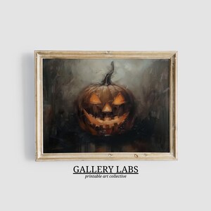 Puede incluir: Una pintura de una calabaza tallada en forma de jack-o'-lantern con una vela encendida en su interior. La calabaza es marrón y naranja con una amplia sonrisa de dientes. El fondo es oscuro y borroso.
