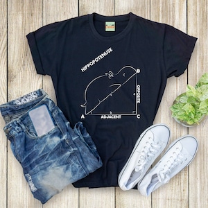 Könnte beinhalten: Schwarzes T-Shirt mit einer weißen Grafik eines Flusspferdes, das die Hypotenuse eines rechtwinkligen Dreiecks darstellt. Die Wörter "HIPPPOPOTENUSE", "ADJACENT" und "OPPOSITE" sind ebenfalls auf dem Shirt aufgedruckt.