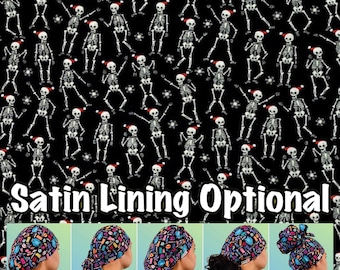 Peut inclure: Tissu noir avec un motif répété de squelettes blancs portant des chapeaux de Père Noël. L'image montre également différents styles de bonnets chirurgicaux avec un motif coloré. Le texte indique "Satin Lining Optional."