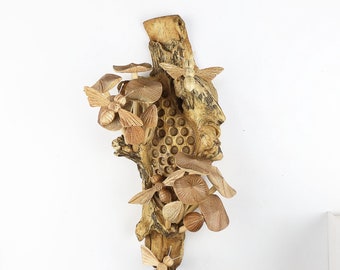 Decorazione murale artigianale in legno galleggiante a tema foresta con funghi e api intagliati / Scultura unica ispirata alla natura / Decorazione ispirata alla natura