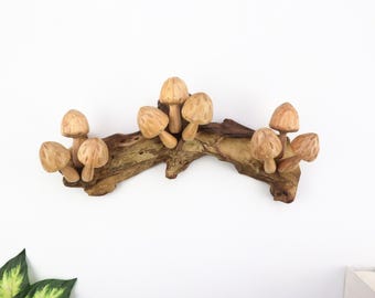 Decorazione murale in legno a forma di fungo / Decorazione in legno galleggiante intagliato a mano / Scultura orizzontale di funghi / Decorazione murale rustica in stile bosco / Arte naturalistica unica