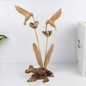 Pareja de colibríes tallada a mano / Escultura de pájaro de madera sobre flor / Decoración romántica de mesa con temática natural / Regalo para amantes de las aves y la naturaleza