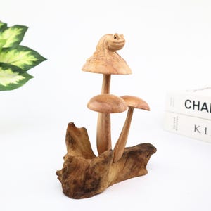 Escultura de rana de madera sobre seta / Arte en madera tallada a mano / Decoración rústica de madera flotante / Detalle decorativo para el hogar inspirado en la naturaleza del bosque