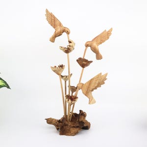 Escultura de colibrí tallada a mano / Arte floral de madera flotante / Figura de pájaro de madera / Decoración de mesa natural / Regalo único para jardín hecho a mano