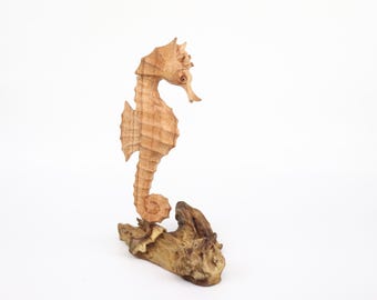 木製タツノオトシゴ彫刻｜海岸の流木アート｜手彫りタツノオトシゴ装飾