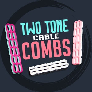 Puede incluir: Dos peines de cable de dos tonos en rosa, azul y blanco. Los peines están hechos de plástico y tienen una serie de bucles entrelazados. El texto "TWO TONE CABLE COMBS" está escrito en letras grandes y negritas sobre los peines.