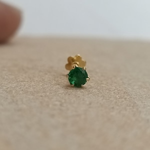 Broche para nariz con esmeralda natural de corte redondo de 3 y 4 mm/broche para nariz de oro amarillo de 14 quilates o 18 quilates/broche para nariz con parte posterior atornillada Broche para nariz con esmeralda real/regalo de aniversario para mamá
