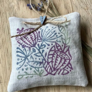 Seed head design lavender sachet filled with Somerset lavender/ linen sachet/ handmade.