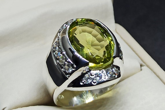 Pale green peridot ring deals