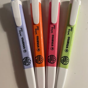 Pu&ograve; includere: Quattro evidenziatori Stabilo Swing Cool nei colori viola pastello, arancione, rosa e verde chiaro. Ogni penna presenta un cappuccio bianco con clip, testo nero con scritto STABILO swing cool, un logo a cigno e un monogramma circolare con le lettere MWB.