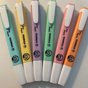 Pu&ograve; includere: Un set di sei evidenziatori Stabilo Swing Cool in tonalit&agrave; pastello blu, giallo, viola, verde, rosa e arancione. Ogni evidenziatore presenta un cappuccio bianco con clip, la scritta nera Stabilo swing cool e un logo circolare JBN.