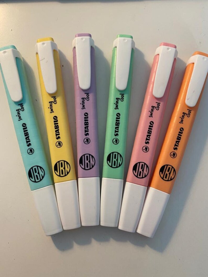 Pu&ograve; includere: Un set di sei evidenziatori Stabilo Swing Cool in tonalit&agrave; pastello blu, giallo, viola, verde, rosa e arancione. Ogni evidenziatore presenta un cappuccio bianco con clip, la scritta nera Stabilo swing cool e un logo circolare JBN.