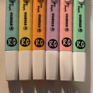 Pu&ograve; includere: Un set di sei evidenziatori Stabilo Swing Cool in blu pastello, giallo, arancione, viola, rosa e verde. Ogni pennarello presenta un cappuccio bianco, una clip da taschino bianca e un logo circolare nero con le lettere RG sul fusto.