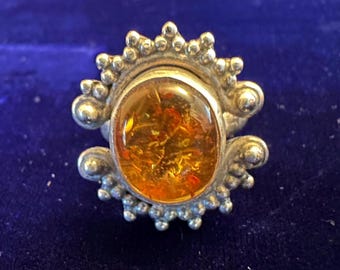Handgemachter Vintage-Ring aus Silber und Bernstein mit einer hübschen Designfassung.