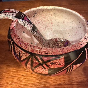 Vintage handbemalte Acoma Pueblo Keramik Schüssel und Löffel, Künstler signiert. Hergestellt in New Mexico.