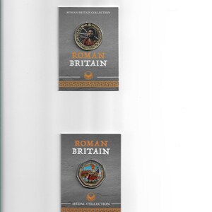 Op de afbeelding: Twee Roman Britain Collection kaarten. De bovenste kaart toont een munt met een portret en de tekst "HADRIAN'S WALL VALLUM HADRIANI". De onderste kaart toont een munt met een kleurrijke sc&egrave;ne en de tekst "MEDAL COLLECTION".