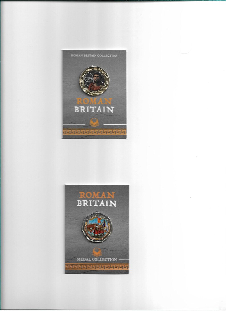 Op de afbeelding: Twee Roman Britain Collection kaarten. De bovenste kaart toont een munt met een portret en de tekst "HADRIAN'S WALL VALLUM HADRIANI". De onderste kaart toont een munt met een kleurrijke sc&egrave;ne en de tekst "MEDAL COLLECTION".