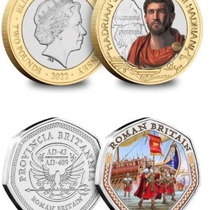 Op de afbeelding: Een verzameling Britse herdenkingsmunten. E&eacute;n munt toont koningin Elizabeth II, een andere de Muur van Hadrianus. Andere munten tonen Romeinse Britse sc&egrave;nes, waaronder soldaten en een adelaar.