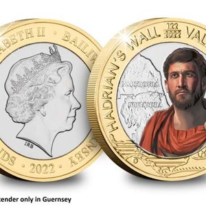 Op de afbeelding: Twee-pond munt met een portret van koningin Elizabeth II en een ontwerp van de Muur van Hadrianus. De munt toont de tekst "HADRIAN'S WALL VALLUM HADRIANI" en de jaartallen "122-2022". Wettig betaalmiddel in Guernsey.