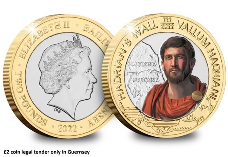 Op de afbeelding: Twee-pond munt met een portret van koningin Elizabeth II en een ontwerp van de Muur van Hadrianus. De munt toont de tekst "HADRIAN'S WALL VALLUM HADRIANI" en de jaartallen "122-2022". Wettig betaalmiddel in Guernsey.