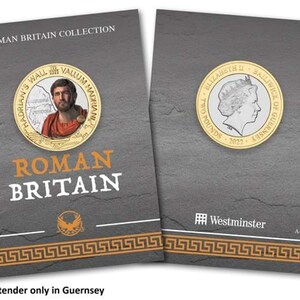Op de afbeelding: Twee herdenkingsmunten uit de Roman Britain Collection. E&eacute;n munt toont een portret van een man in een rode toga, de tekst "Hadrian's Wall" en "Vallum Hadrian". De andere munt toont koningin Elizabeth II. De achtergrond is donkergrijs.