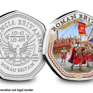 Op de afbeelding: Twee zilveren munten met een zevenhoekige vorm. E&eacute;n munt toont een adelaar met uitgespreide vleugels en de tekst "PROVINCIA BRITANNIA" en "ROMAN BRITAIN". De andere munt toont Romeinse soldaten en schepen met de tekst "ROMAN BRITAIN".