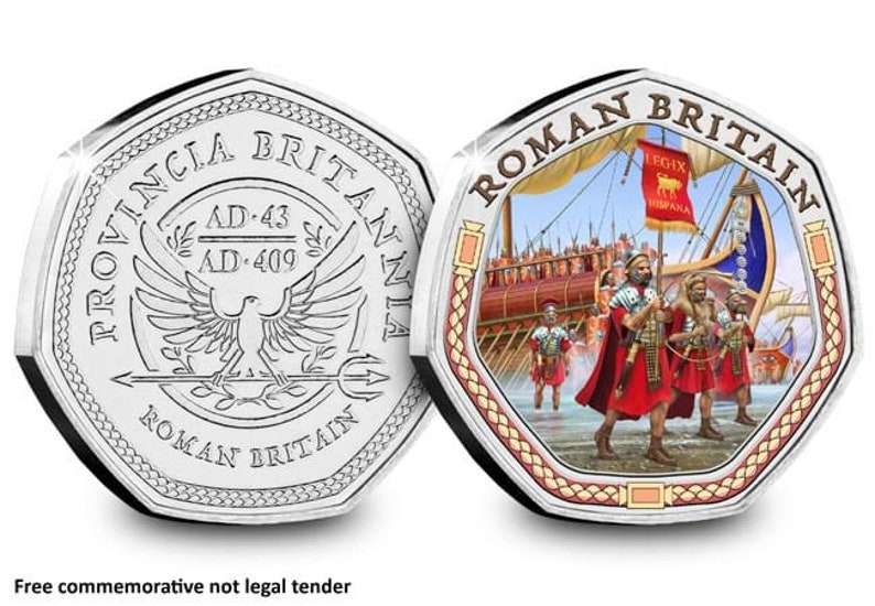 Op de afbeelding: Twee zilveren munten met een zevenhoekige vorm. E&eacute;n munt toont een adelaar met uitgespreide vleugels en de tekst "PROVINCIA BRITANNIA" en "ROMAN BRITAIN". De andere munt toont Romeinse soldaten en schepen met de tekst "ROMAN BRITAIN".