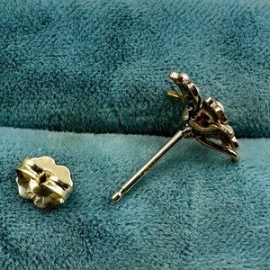 Viktorianskt örhänge i 10 karat gult guld med blomma och pärlor, enkel stiftkonvertering bild 6