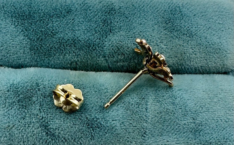 Viktorianskt örhänge i 10 karat gult guld med blomma och pärlor, enkel stiftkonvertering bild 6