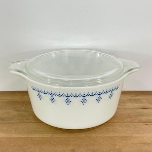 Vintage Pyrex Snowflake Blue Casserole Dish with Lid: 1.5 Quart