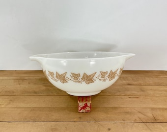 Pyrex Sandalwood Tan 2 1/2 Quart #443 Cinderella Mixing Bowl