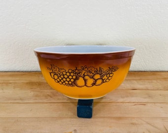 Pyrex Brown and Orange Old Orchard Mixing Bowl by Corning: 2.5 Quart Fruit Design Bowl