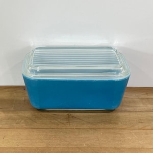 Pyrex Primary Blue Refrigerator Dish #502 1 1/2 Pint Size with Newer Style Lid