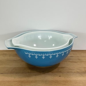Vintage Pyrex Snowflake Blue Garland Mixing Bowls: 4-Qt & 2.5-Qt Cinderella Set