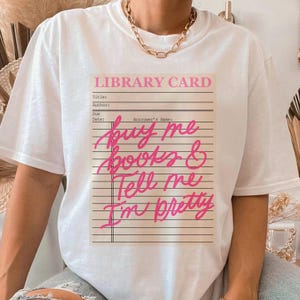 Bibliotheksausweis Kaufen Sie mir Bücher und sagen Sie mir, ich bin ziemlich rosa Schriftzug DTF Transfer Bibliothekskarte Kunst DTF Transfer