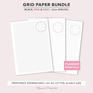 Może przedstawiać: Zestaw drukowanego papieru w kratkę w kolorze czarnym, różowym i szarym z odstępami 5 mm. Zestaw zawiera formaty A4, A5, Letter i połowę rozmiaru. Tekst na obrazku mówi "Grid Paper Bundle" i "Planner Essentials".