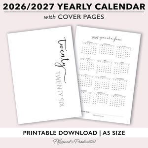 Op de afbeelding: Een witte, printbare jaarlijkse kalender 2026/2027 met omslagpagina's. De A5-kalender heeft een minimalistisch ontwerp met de tekst "Twenty Twenty Six" op de omslag. De kalender bevat de tekst "2026 year at a glance".