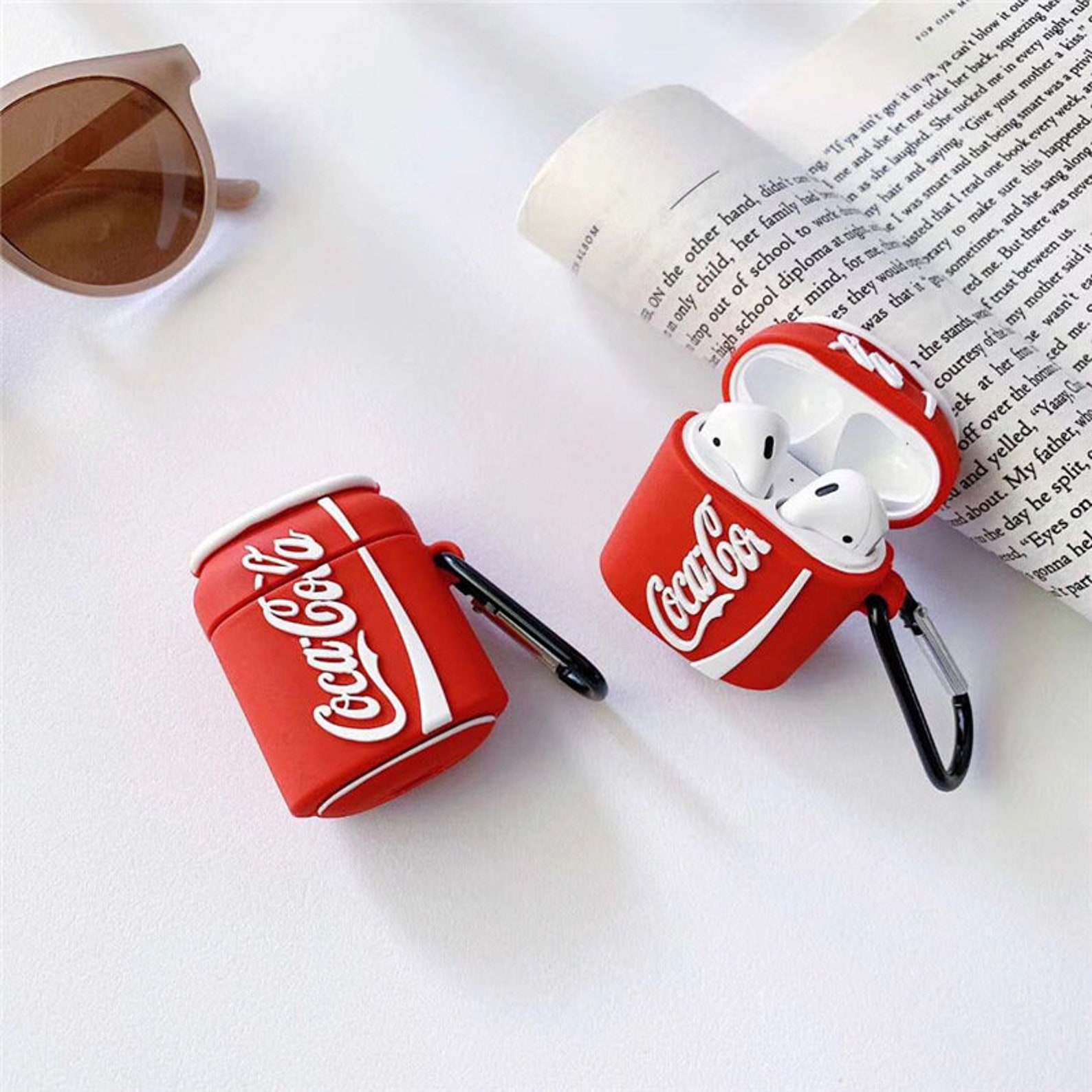 Беспроводные наушники pro чехол. Чехол для AIRPODS Coca Cola. Чехол для AIRPODS Кока кола. Чехол для AIRPODS 3 силиконовый Coca Cola. Чехол для наушников аирподс 2.