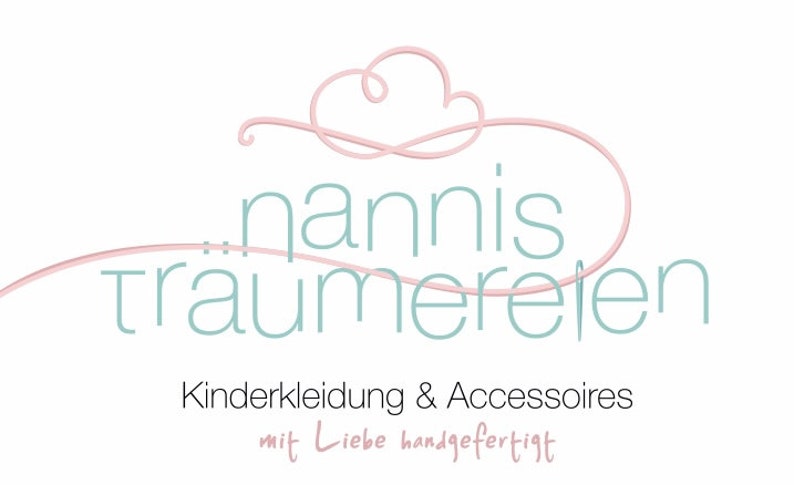 Op de afbeelding: Een logo voor een kinderkleding- en accessoirewinkel genaamd "Nannis Traumereien". Het logo toont een roze wolk met een handschrift en de tekst "Kinderkleidung & Accessoires mit Liebe handgefertigt".