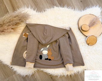 Kinder Sweatjacke bestickt, handmade Kinderjacke aus Baumwolljersey, Jacke mit Eingriffstaschen